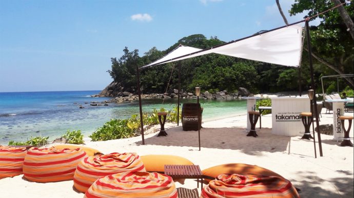 Le Takamaka bar, ou prendre l’apéro les pieds dans le sable